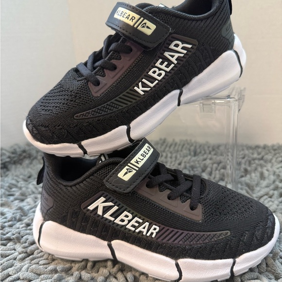 NWOT Black White Sz 1 Kids Sneakers - Picture 5 of 7